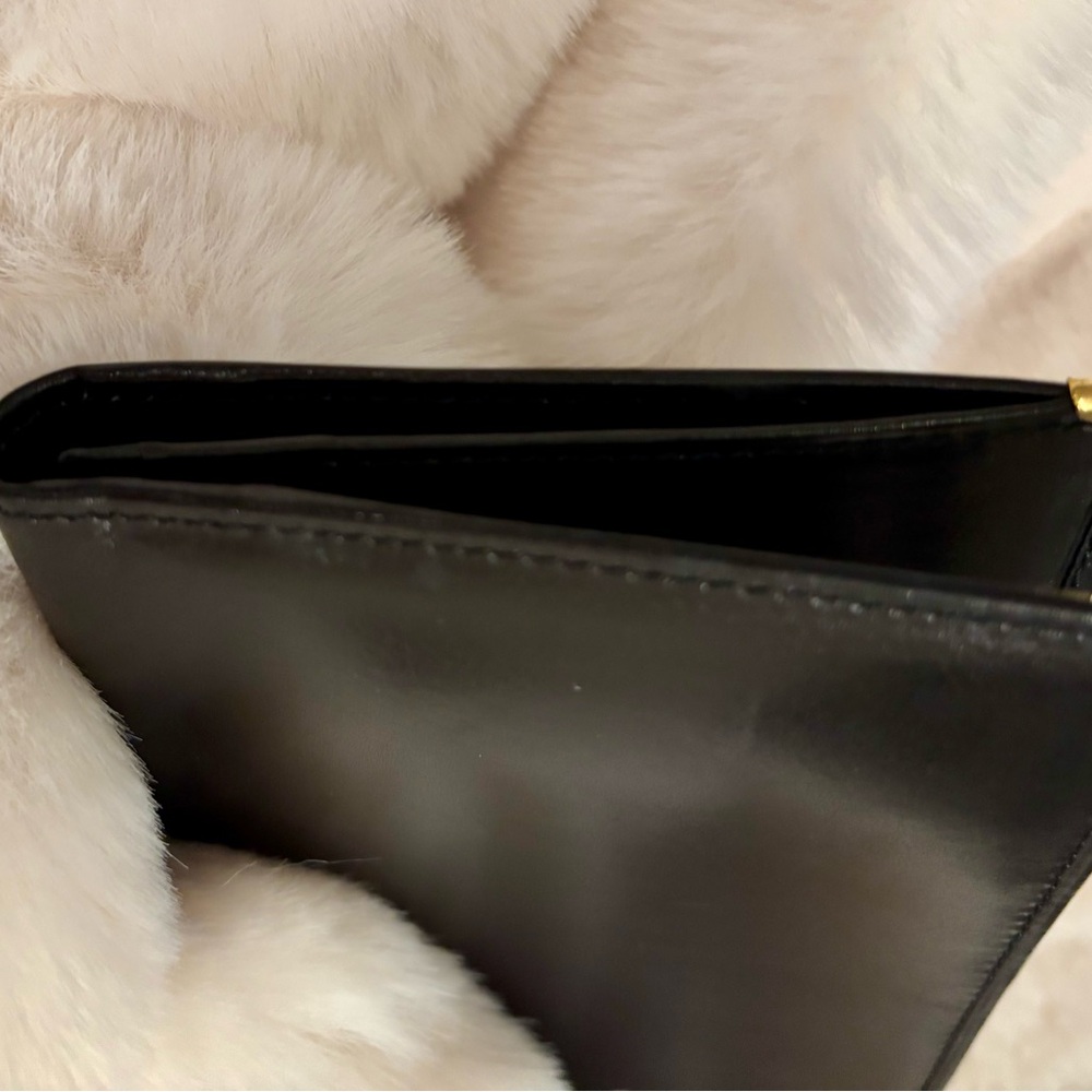 Salvatore Ferragamo Elegant Leather Wallet in Box - Picture 10 of 16